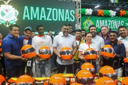 Motociclista Legal: Detran-AM contempla 100 mototaxistas de Rio Preto da Eva com kits de segurança