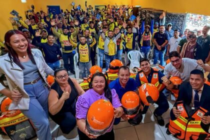 Detran-AM entrega 200 kits de segurança para mototaxistas no município de Jutaí