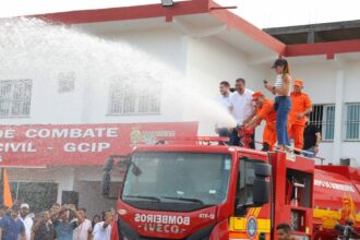 Em Coari, governador Wilson Lima entrega viatura de combate a incêndio com capacidade para 10 mil litros de água