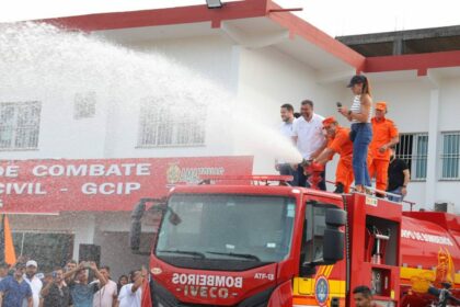 Em Coari, governador Wilson Lima entrega viatura de combate a incêndio com capacidade para 10 mil litros de água