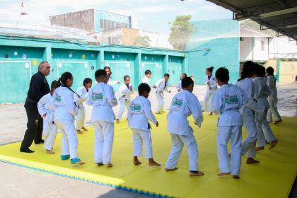 Escola da Prefeitura de Manaus em tempo integral desenvolve projeto de jiu-jítsu com estudantes