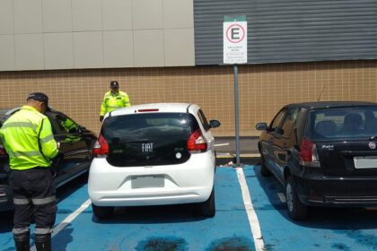 Motoristas autuados por uso irregular de estacionamento especial