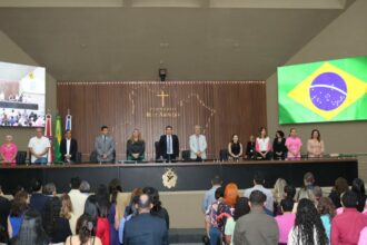 FCecon destaca avanços em 51 anos na homenagem recebida da Assembleia Legislativa