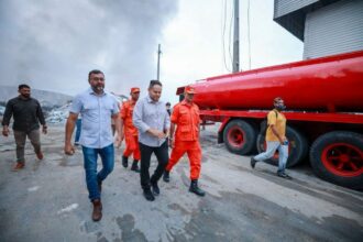 Governador Wilson Lima acompanha trabalho do Corpo de Bombeiros no combate a incêndio em fábricas de Manaus
