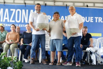 Comunidades dos ramais da Cooperativa e Pau Rosa recebem insumos do Governo do Amazonas para fortalecer produção local