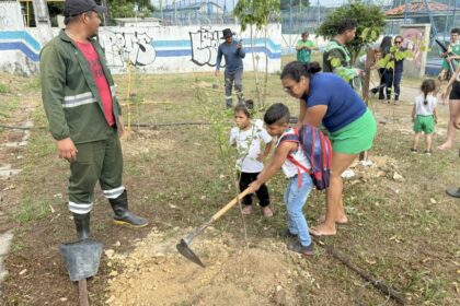 Creche municipal da Prefeitura de Manaus realiza plantio de mudas arbóreas no entorno do igarapé do 40