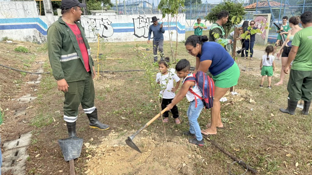 Creche municipal da Prefeitura de Manaus realiza plantio de mudas arbóreas no entorno do igarapé do 40