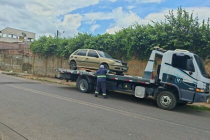 Prefeitura de Manaus retira veículos abandonados em operação “Sucata” na zona Oeste