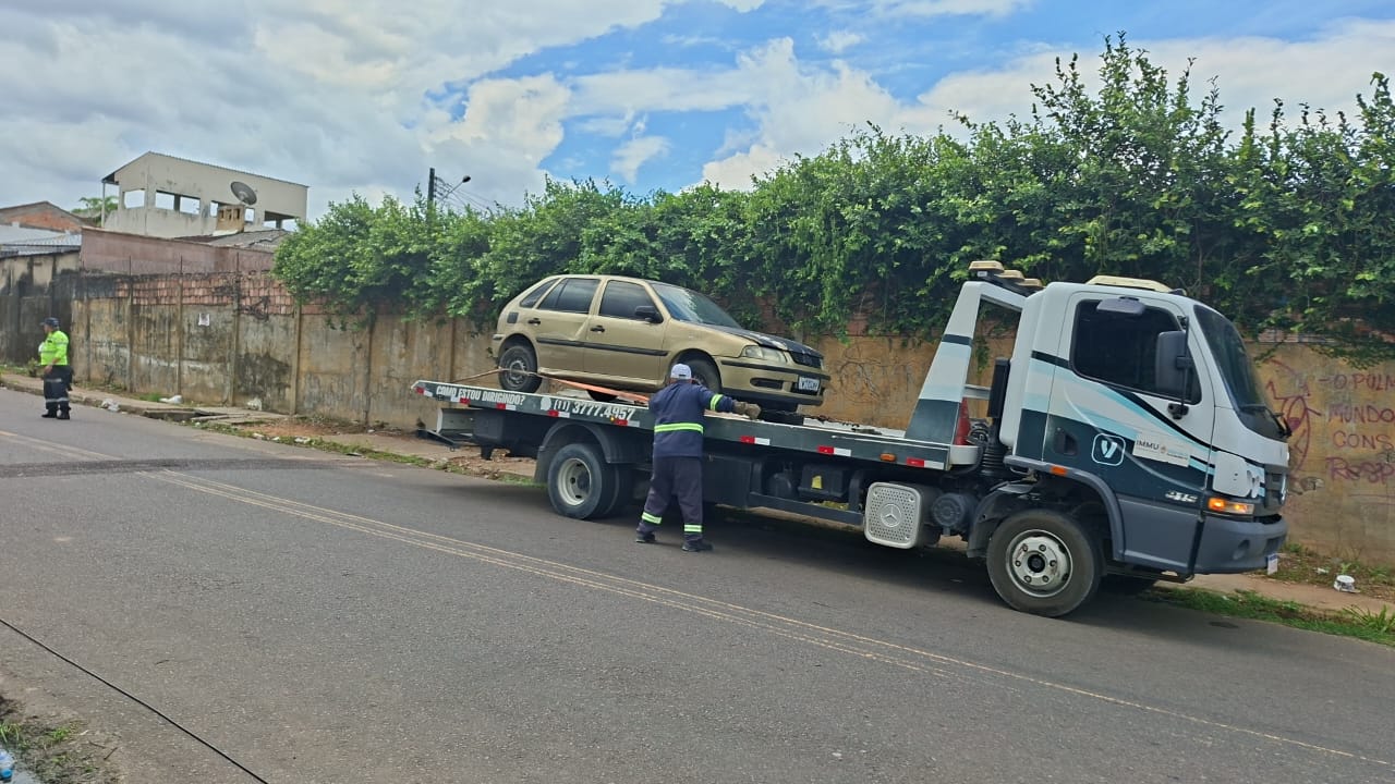 Prefeitura de Manaus retira veículos abandonados em operação “Sucata” na zona Oeste