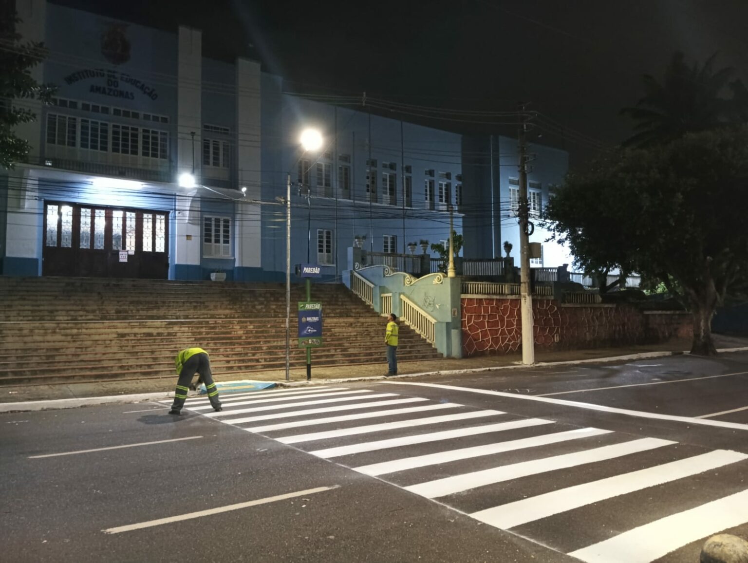 Prefeitura instala defensas metálicas e reforça sinalização viária em Manaus