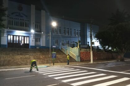 Prefeitura instala defensas metálicas e reforça sinalização viária em Manaus