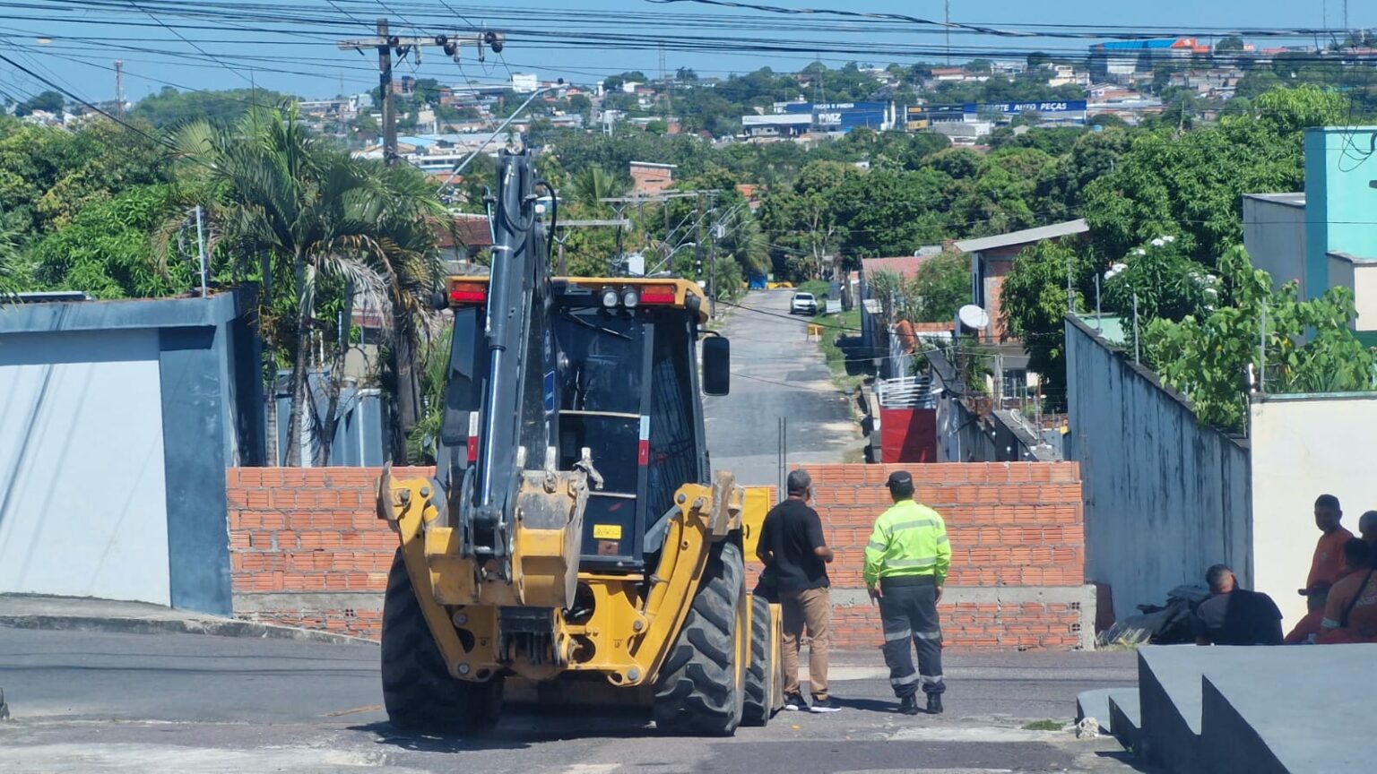 Demolição voluntária de fechamento de rua no Águas Claras