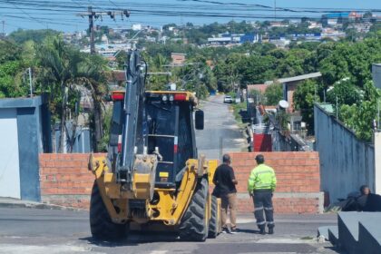 Demolição voluntária de fechamento de rua no Águas Claras