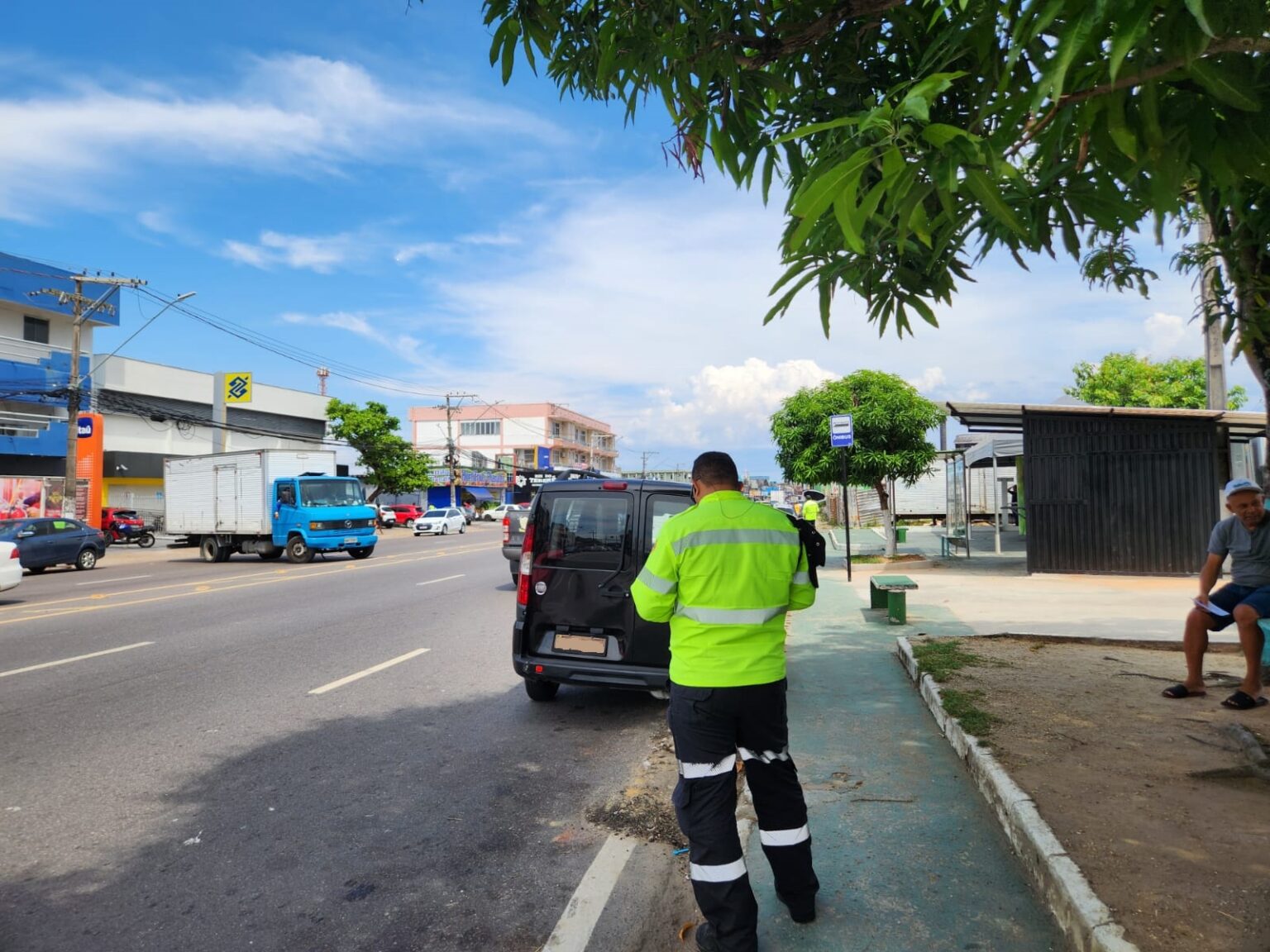 Prefeitura coíbe estacionamento irregular na zona Oeste