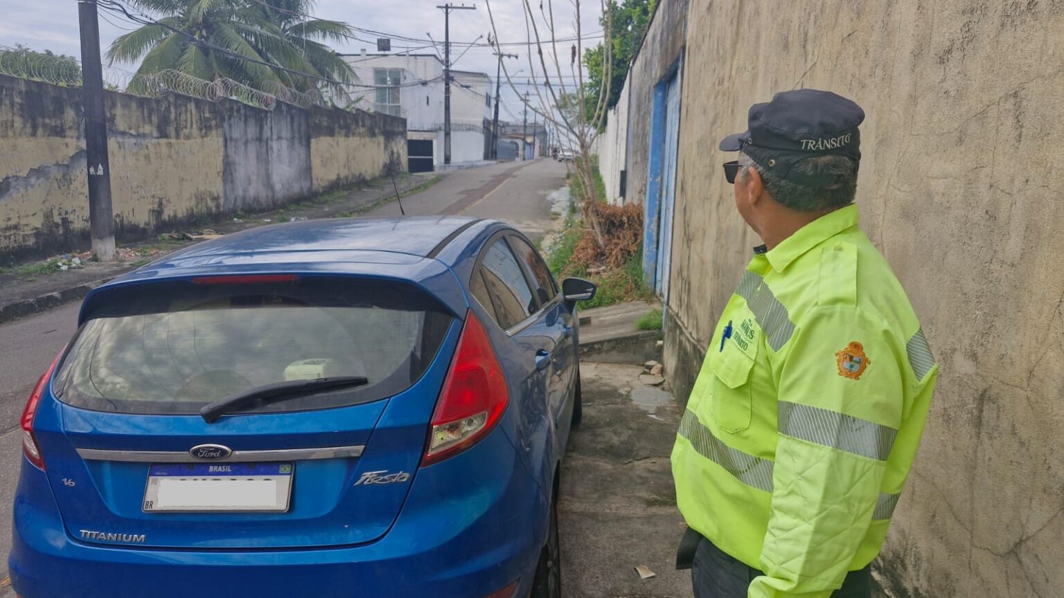Fiscalização contra estacionamento irregular na zona Oeste