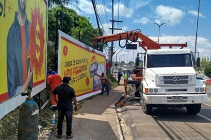 Demolição de seis outdoors no Nova Cidade e Torquato Tapajós