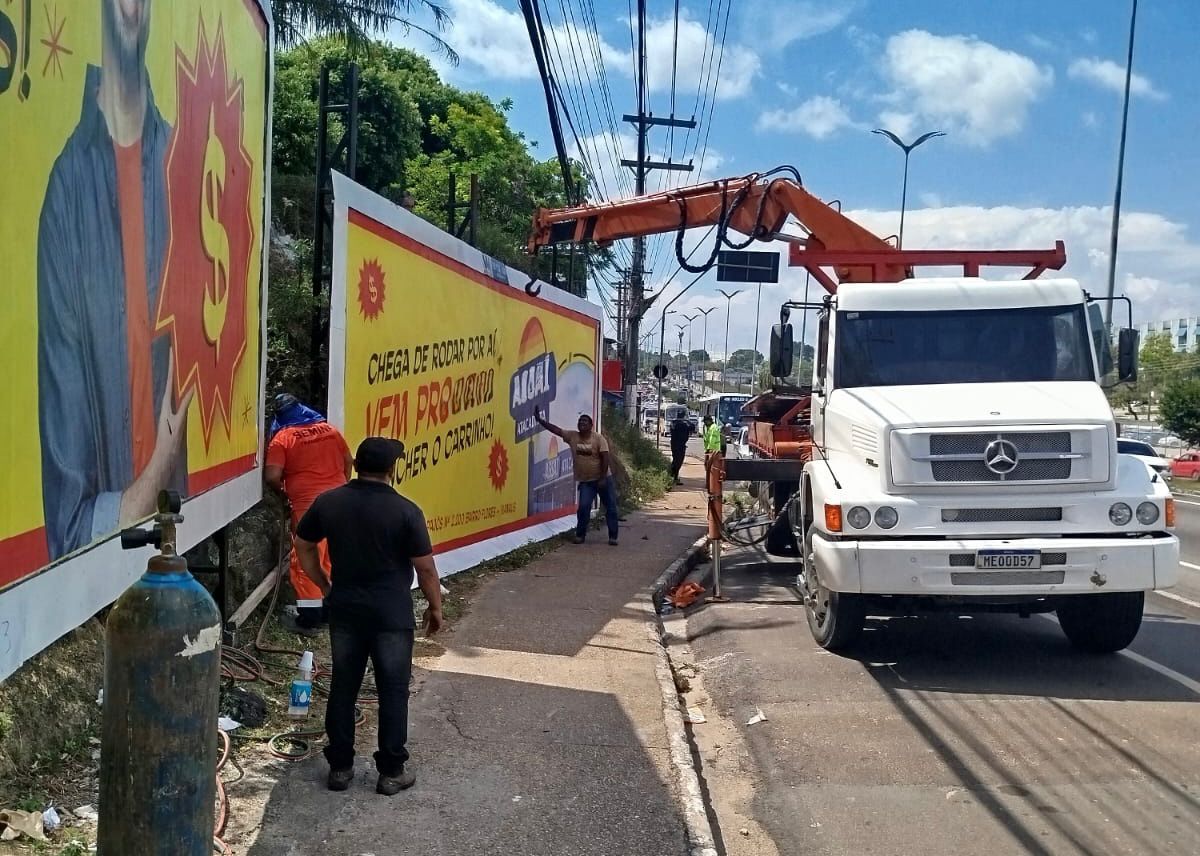 Demolição de seis outdoors no Nova Cidade e Torquato Tapajós
