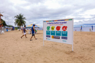 Prefeitura orienta população sobre horários de banho na praia da Ponta Negra com a chegada do verão amazônico