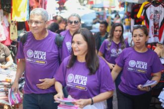 Agosto Lilás: Professora Jacqueline realiza panfletagem no Centro de Manaus