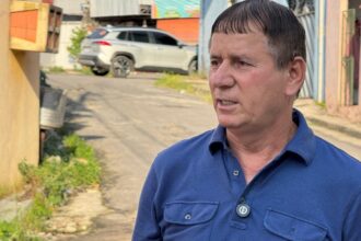 Roberto Sabino vai ao Cidade de Deus e solicita serviços de tapa-buracos e limpeza pública