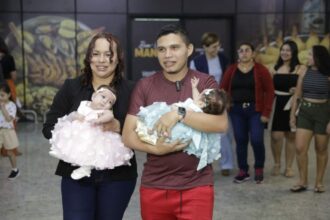 Gêmeas siamesas que nasceram no Amazonas e passaram por cirurgia de separação em Goiás retornam ao estado