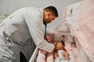 Gêmeas siamesas separadas por cirurgia recebem acompanhamento do Programa Melhor em Casa