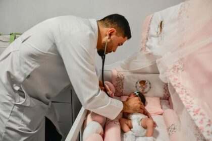 Gêmeas siamesas separadas por cirurgia recebem acompanhamento do Programa Melhor em Casa