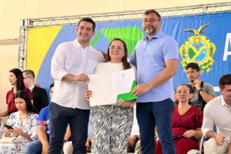 Saimon Bessa celebra entrega de títulos definitivos no Conjunto Carlos Braga