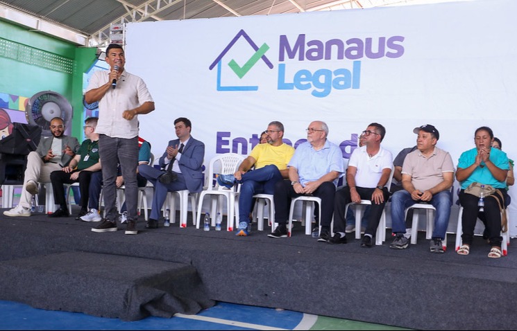 Prefeitura de Manaus entrega 100 registros de imóveis na comunidade Jardim Fortaleza