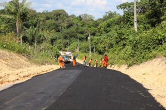 Prefeitura de Manaus garante asfalto em mais duas ladeiras do ramal Rio Branquinho e fortalece escoamento da produção agrícola