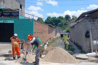 Obra emergencial da Prefeitura garante mais segurança para famílias que vivem às margens do igarapé do Zumbi