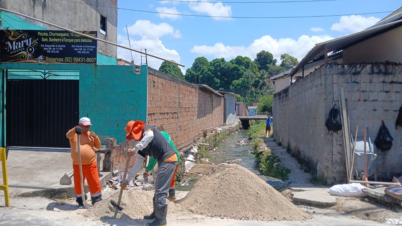 Obra emergencial da Prefeitura garante mais segurança para famílias que vivem às margens do igarapé do Zumbi