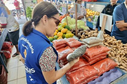 Prefeitura de Manaus fiscaliza pontos de venda de alimentos no centro da cidade