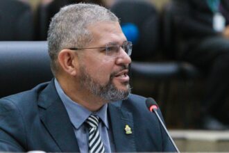 Elan Alencar homenageia feirantes no dia dedicado à categoria