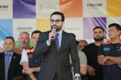 Eurico Tavares acompanha início de obras de pavimentação no bairro Santa Etelvina, em Manaus