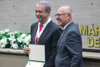 Vereador Mitoso concede Medalha de Ouro Phelippe Daou ao empresário Marx Gabriel em Manaus