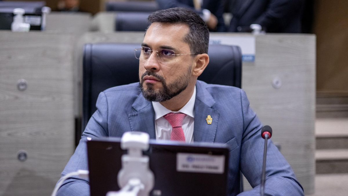 Paulo Tyrone solicita dados sobre inclusão de alunos com TEA nas escolas de Manaus