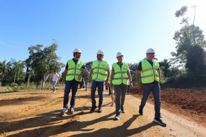 Adjuto Afonso acompanha vistoria de obras que vão beneficiar mil famílias na zona rural de Manaus