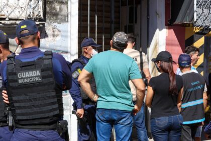 Prefeitura notifica comércio ilegal e apreende produtos irregulares, em reordenamento do centro histórico