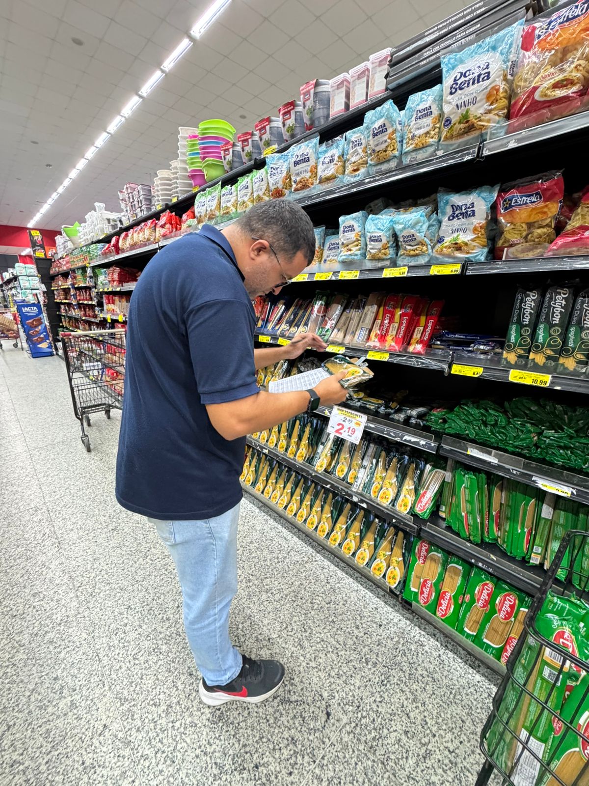 Pesquisa do Procon Manaus aponta variação de preços da cesta básica em supermercados da capital