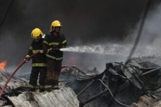 Governo do Amazonas monta força-tarefa para combater incêndio de grandes proporções em Manaus