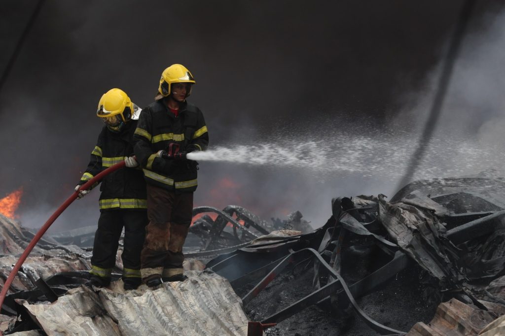 Governo do Amazonas monta força-tarefa para combater incêndio de grandes proporções em Manaus