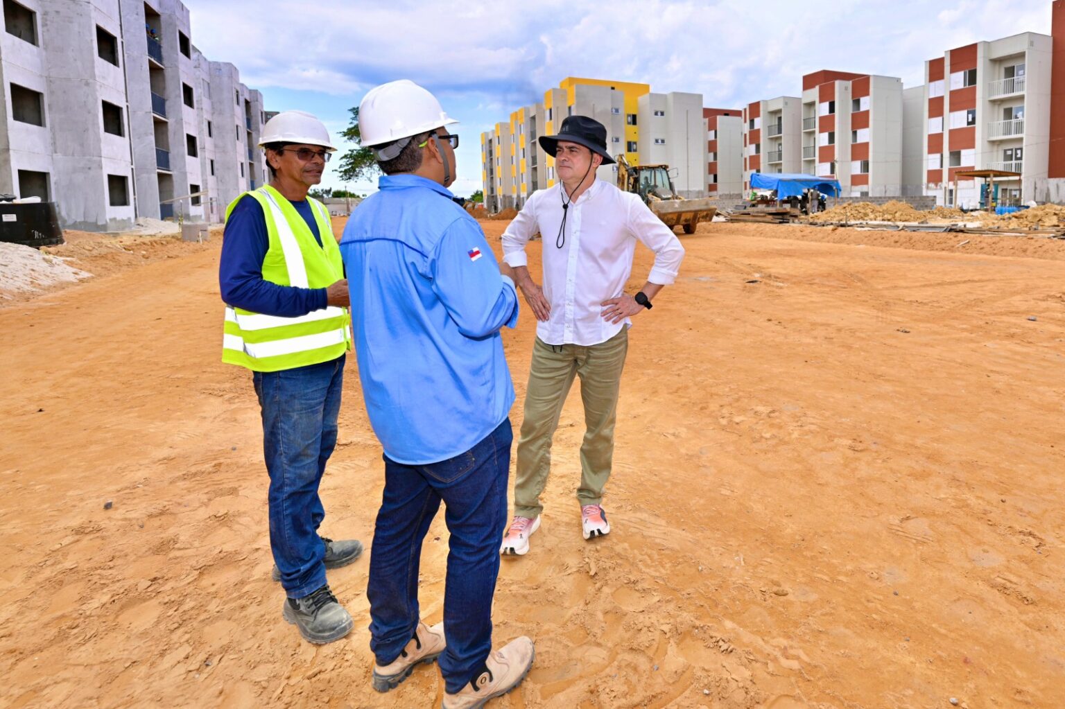 Prefeito David Almeida inspeciona obras do residencial Carlos Braga, primeiro construído e entregue pela gestão