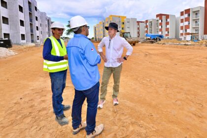 Prefeito David Almeida inspeciona obras do residencial Carlos Braga, primeiro construído e entregue pela gestão