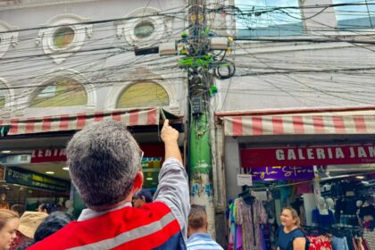 Fios abandonados em postes são retirados durante ‘Mutirão no Bairro’ no Centro