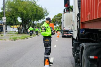 Prefeitura de Manaus reforça operações ‘Cavalo de Aço’ e ‘Carga Pesada’ e ultrapassa 1,6 mil autuações em 2025