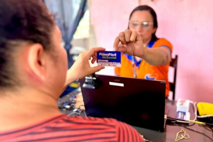 Emissão do cartão PassaFácil para famílias do Colônia Terra Nova