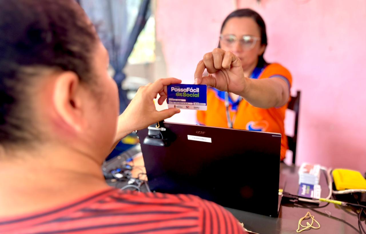 Emissão do cartão PassaFácil para famílias do Colônia Terra Nova