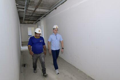Prefeito David Almeida fiscaliza obras da UBS Dom Milton e confirma inauguração para o mês de outubro com estrutura de porte 4