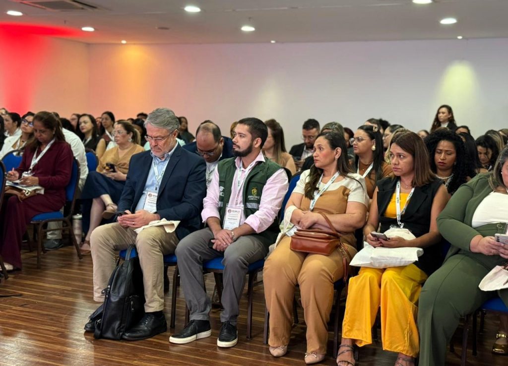 FVS-RCP reforça integração entre Vigilância em Saúde e Assistência Farmacêutica no Amazonas durante congresso